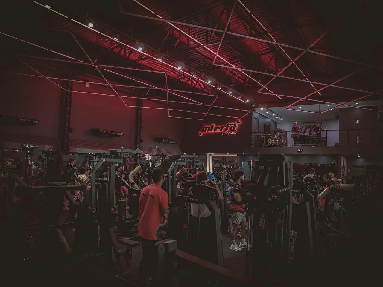 Alunos e professor no salão de musculação da Interfit