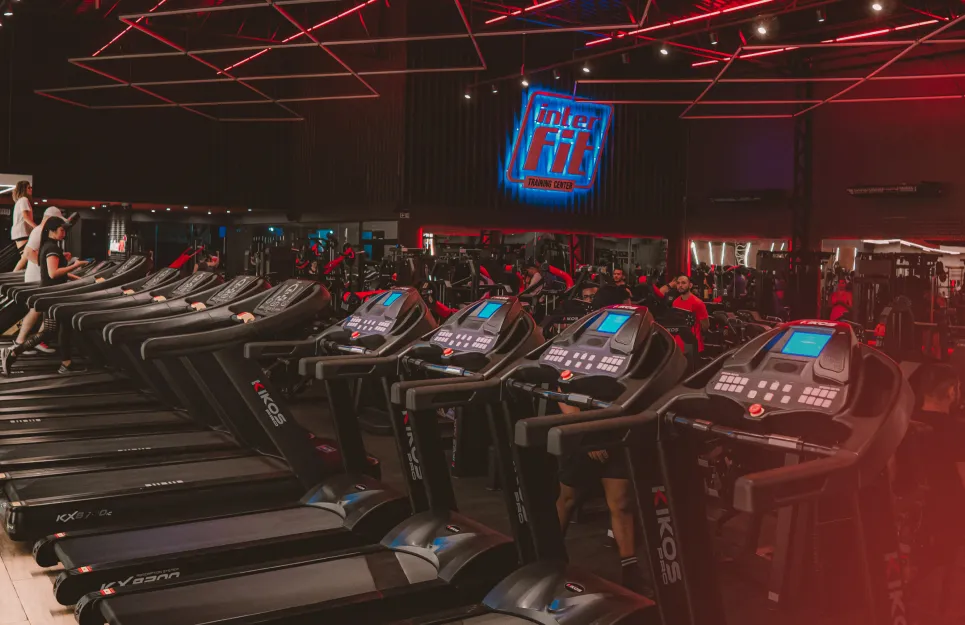 Esteiras e área de cardio da Interfit