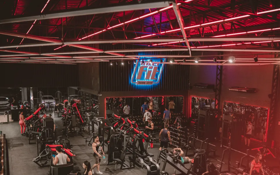 Salão da Interfit com diferentes estações de musculação